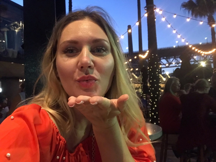 Симпатичная блондинка демонстрирует свое тело и пускается по кругу – фото 178