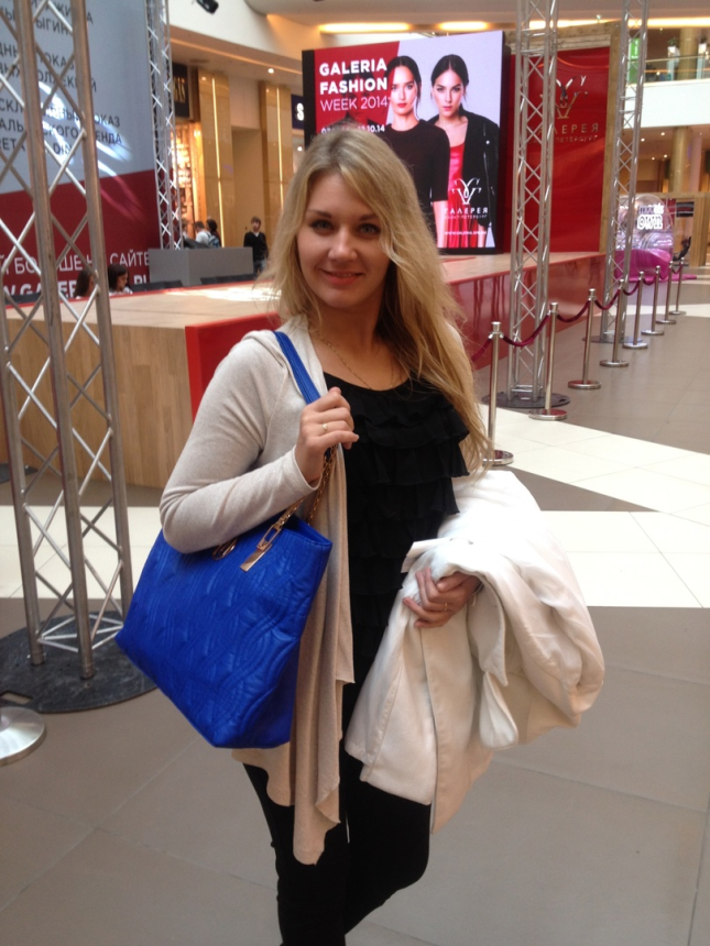 Симпатичная блондинка демонстрирует свое тело и пускается по кругу – фото 186