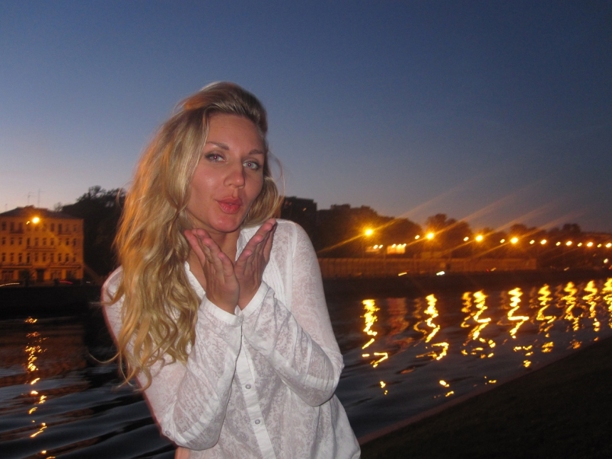 Симпатичная блондинка демонстрирует свое тело и пускается по кругу – фото 194