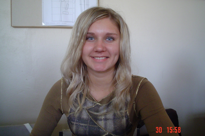 Симпатичная блондинка демонстрирует свое тело и пускается по кругу – фото 196