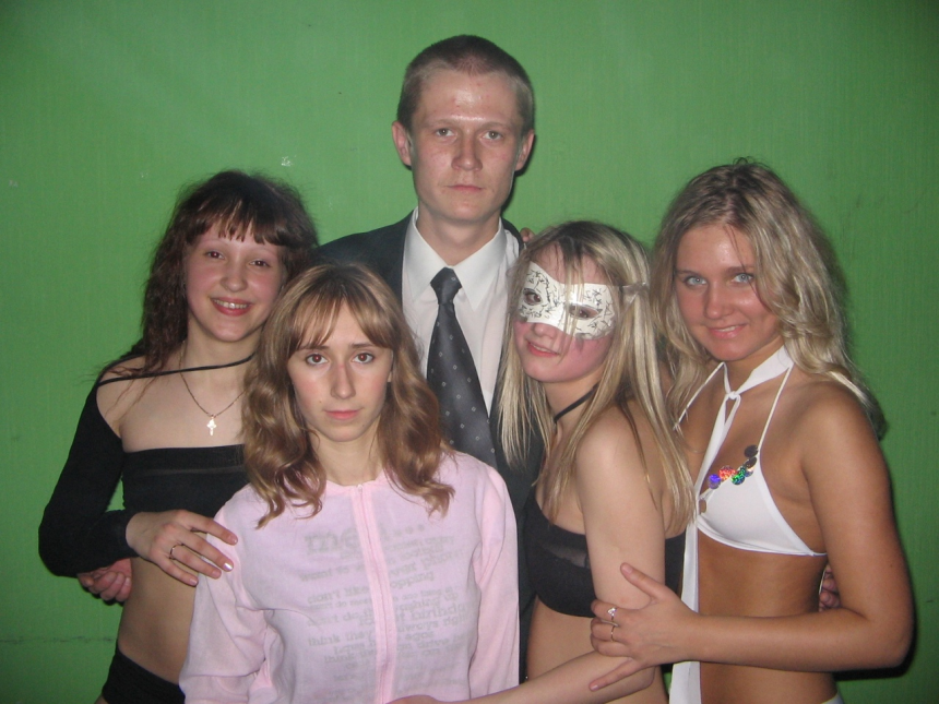 Симпатичная блондинка демонстрирует свое тело и пускается по кругу – фото 201