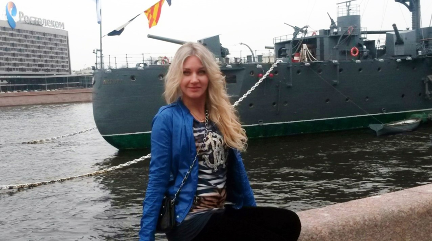 Симпатичная блондинка демонстрирует свое тело и пускается по кругу – фото 202