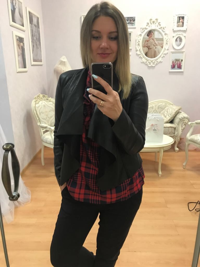 Симпатичная блондинка демонстрирует свое тело и пускается по кругу – фото 220