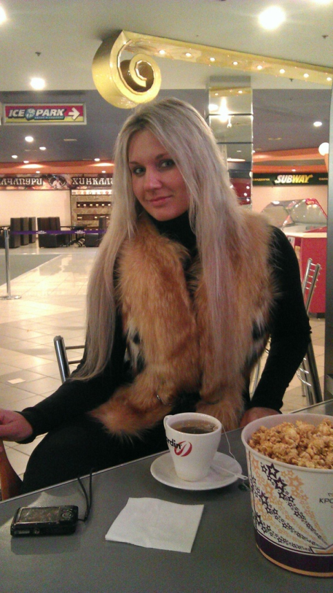 Симпатичная блондинка демонстрирует свое тело и пускается по кругу – фото 223