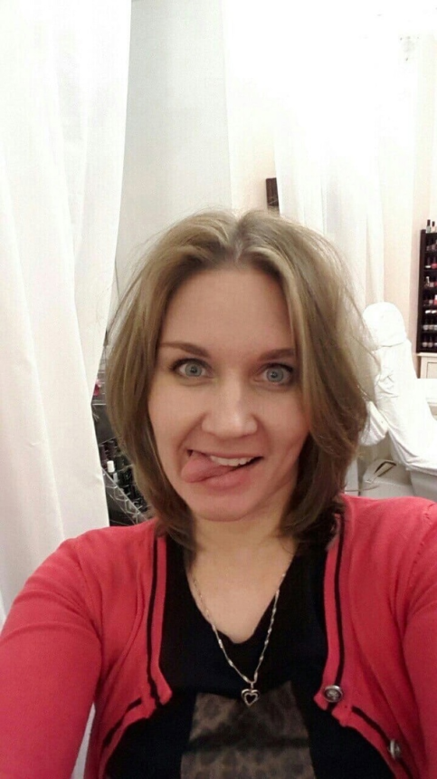 Симпатичная блондинка демонстрирует свое тело и пускается по кругу – фото 230