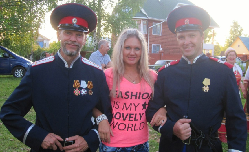 Симпатичная блондинка демонстрирует свое тело и пускается по кругу – фото 245