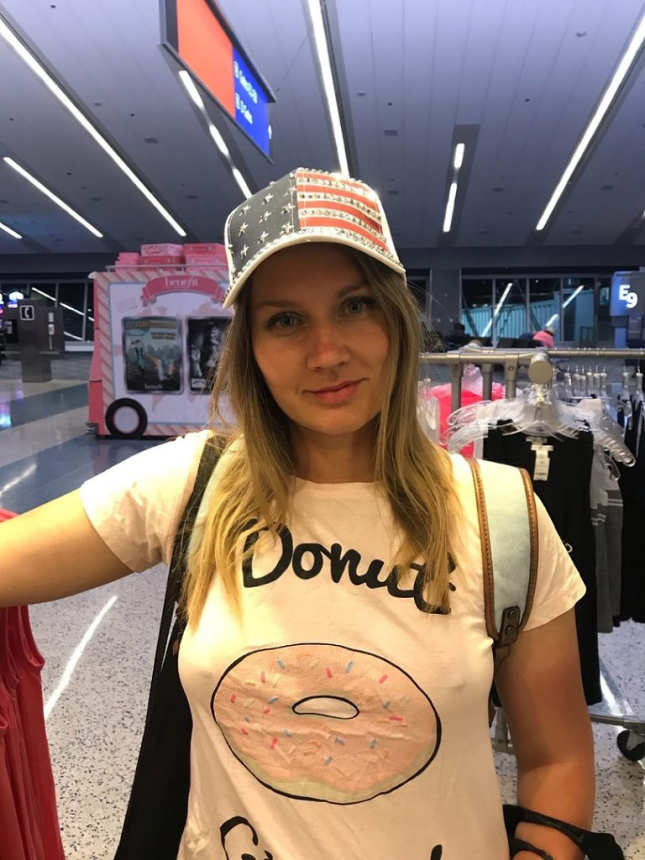 Симпатичная блондинка демонстрирует свое тело и пускается по кругу – фото 248