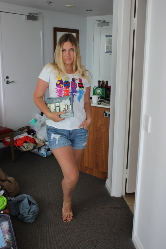 Симпатичная блондинка демонстрирует свое тело и пускается по кругу – фото 249