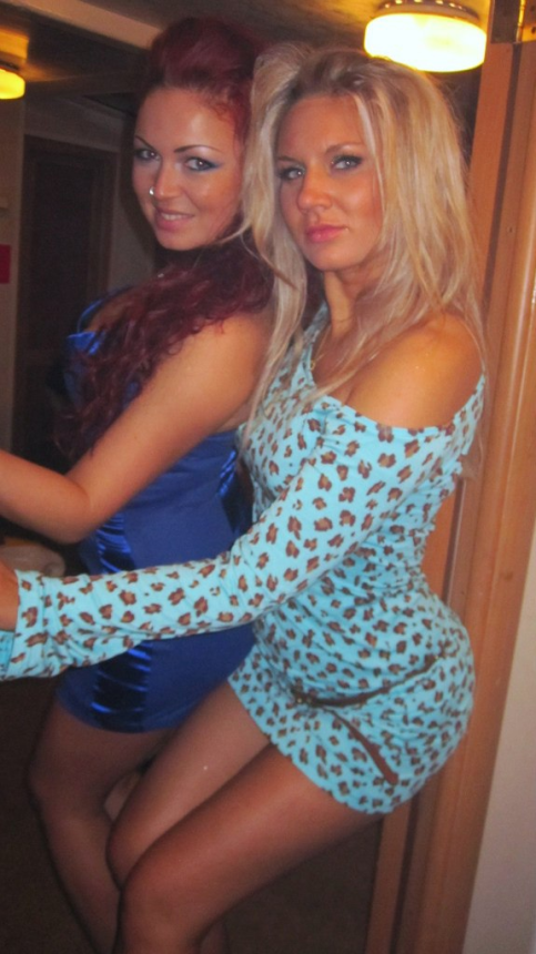 Симпатичная блондинка демонстрирует свое тело и пускается по кругу – фото 256