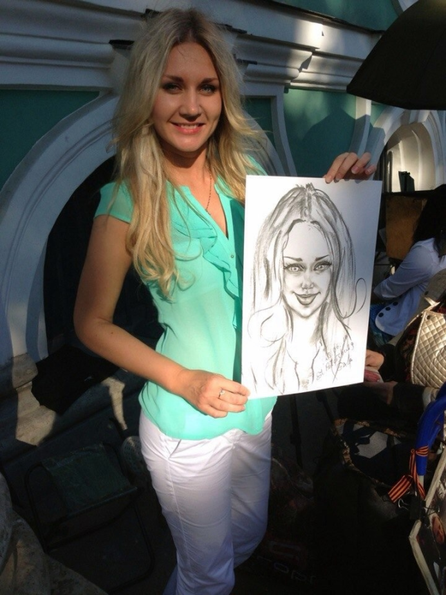 Симпатичная блондинка демонстрирует свое тело и пускается по кругу – фото 264