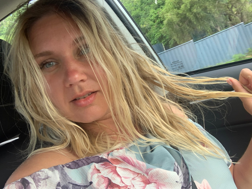 Симпатичная блондинка демонстрирует свое тело и пускается по кругу – фото 265