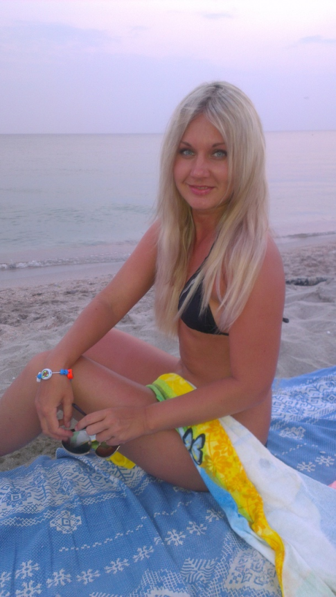 Симпатичная блондинка демонстрирует свое тело и пускается по кругу – фото 270