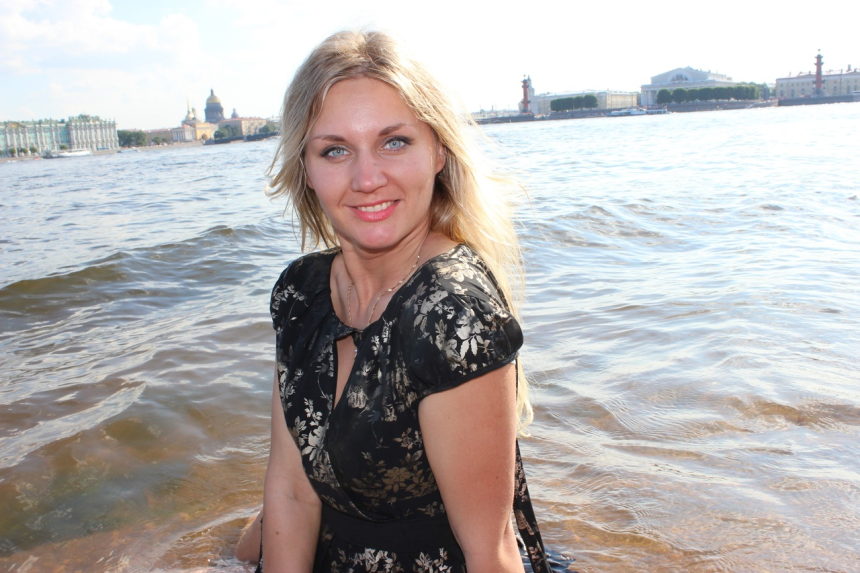 Симпатичная блондинка демонстрирует свое тело и пускается по кругу – фото 271