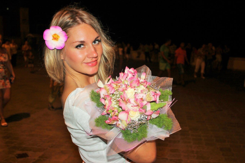 Симпатичная блондинка демонстрирует свое тело и пускается по кругу – фото 277