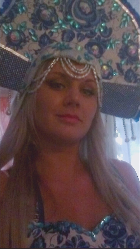 Симпатичная блондинка демонстрирует свое тело и пускается по кругу – фото 292