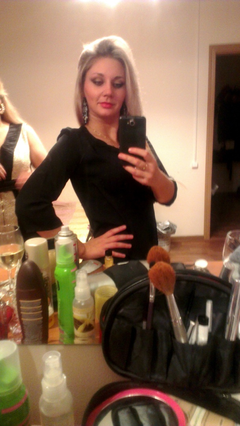 Симпатичная блондинка демонстрирует свое тело и пускается по кругу – фото 293