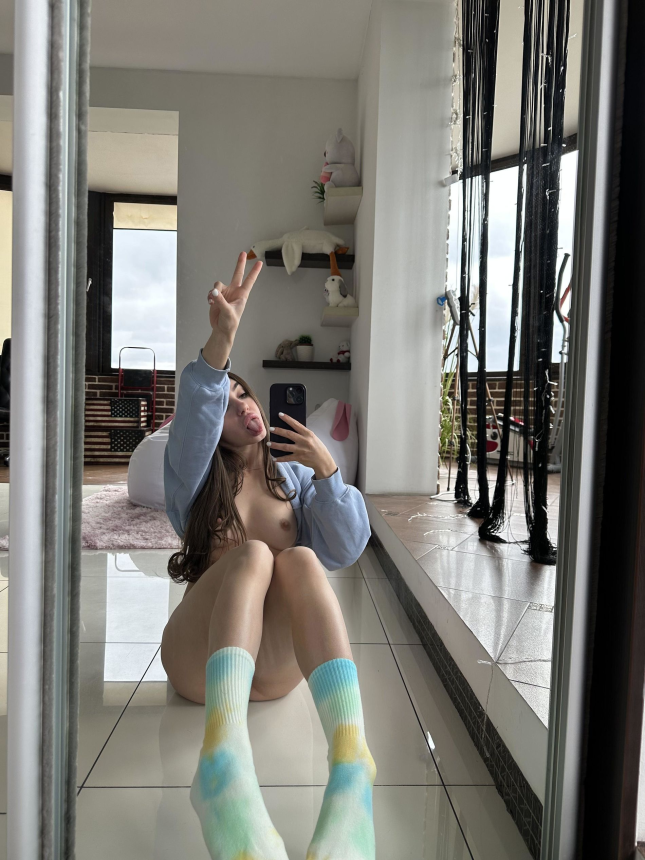 Худенькая молодая дама демонстрирует свою фигуру с разных сторон – фото 6