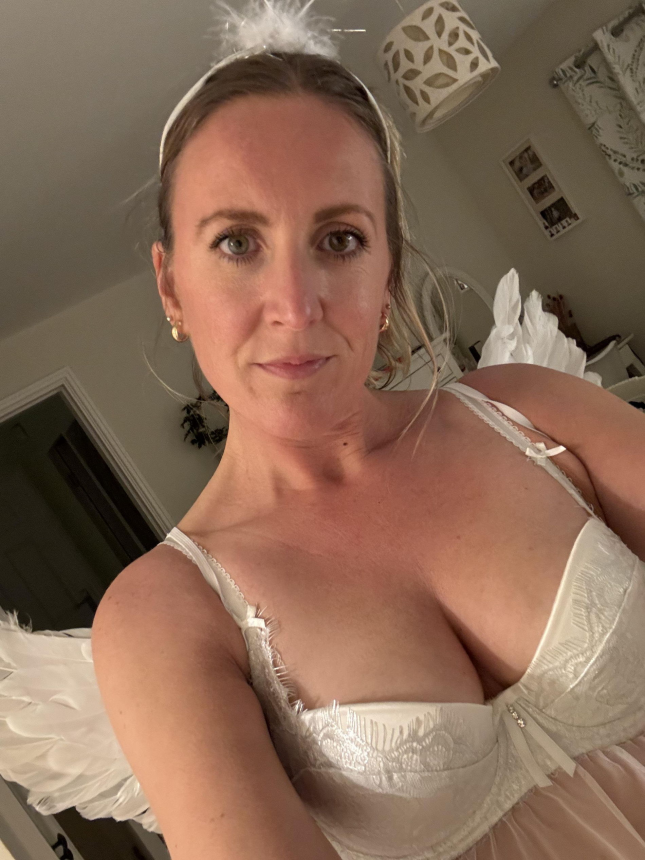 Женщина делает селфи в зеркале, одевшись в сексуальные костюмы и без одежды – фото 10