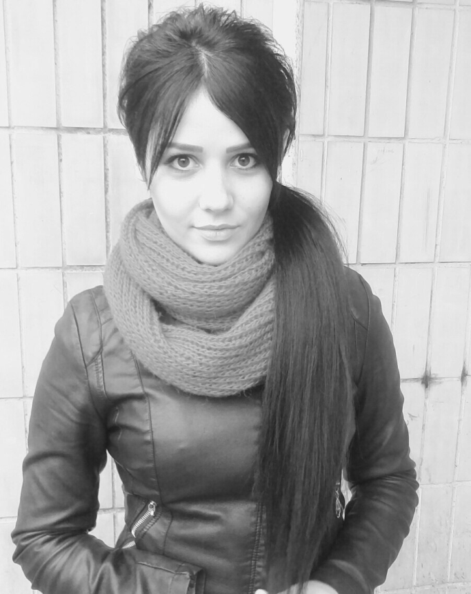 Фото Девушка скромно позирует обнаженной, но ее соски выглядят просто потрясающе