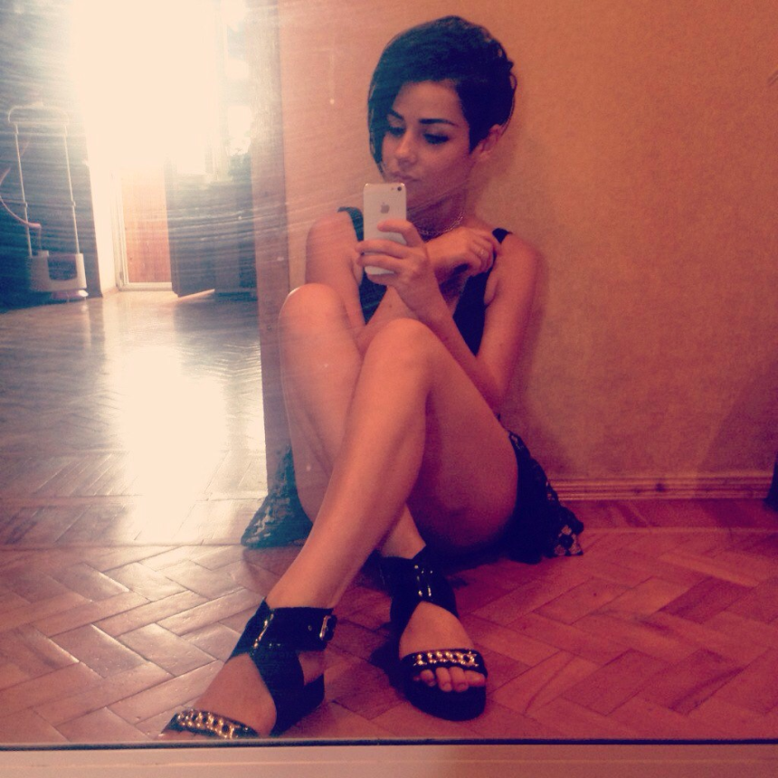 Девушка скромно позирует обнаженной, но ее соски выглядят просто потрясающе – фото 2