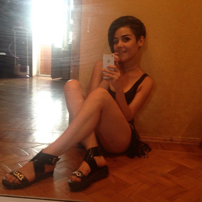 Девушка скромно позирует обнаженной, но ее соски выглядят просто потрясающе – фото 3