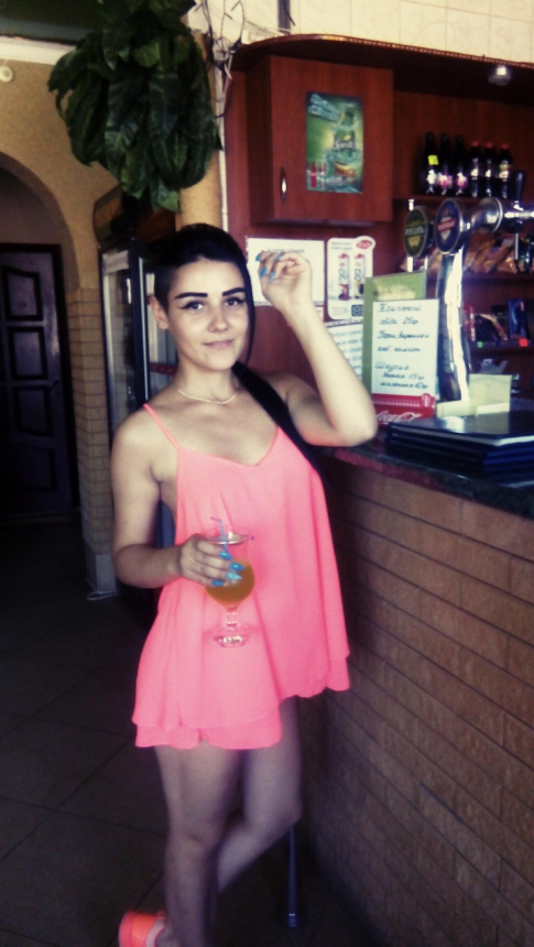 Девушка скромно позирует обнаженной, но ее соски выглядят просто потрясающе – фото 4