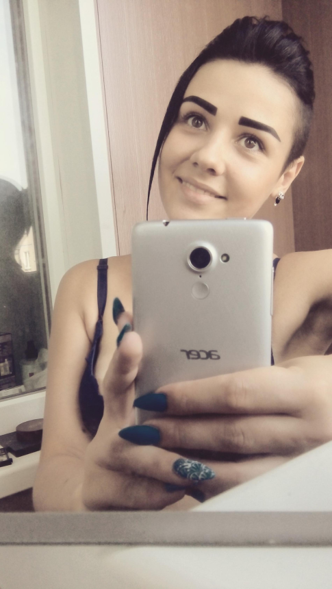 Девушка скромно позирует обнаженной, но ее соски выглядят просто потрясающе – фото 8