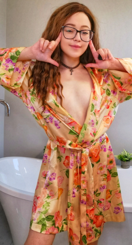 Сексуальная и яркая девушка, привлекающая внимание своим задорным и вызывающим обнаженным позированием – фото 11