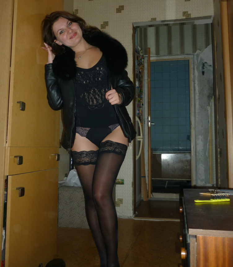 Дома счастливая дама с прекрасными глазами и соблазнительным телом позирует на эротических снимках. – фото 2