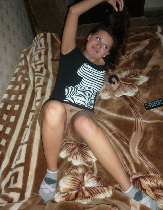 Дома счастливая дама с прекрасными глазами и соблазнительным телом позирует на эротических снимках. – фото 14