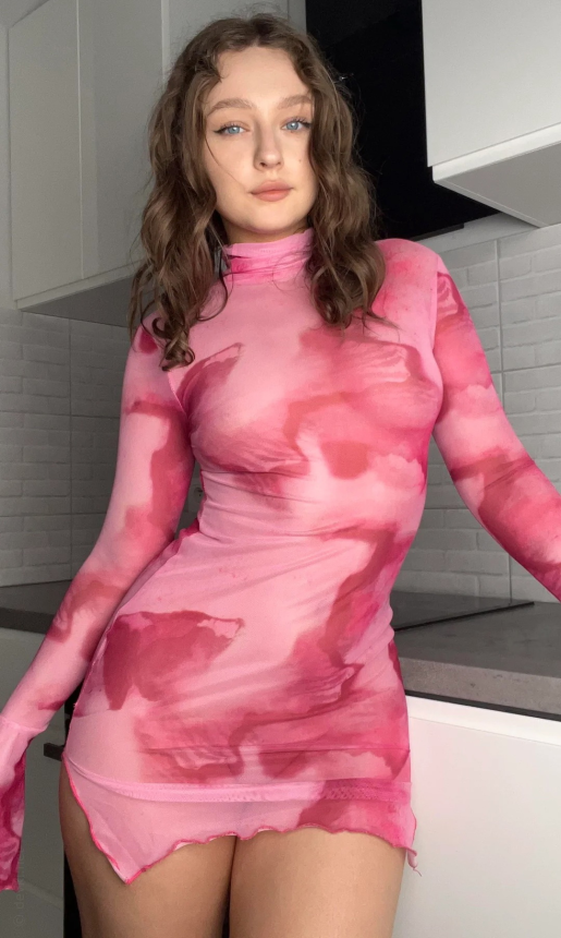 Молодая красивая девушка на эротических фото, сделанных ею дома – фото 4