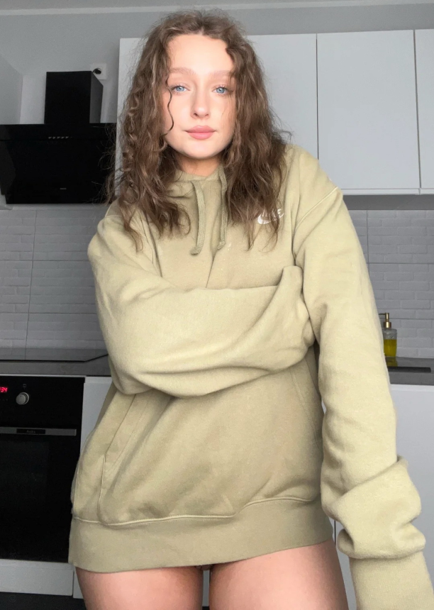 Молодая красивая девушка на эротических фото, сделанных ею дома – фото 13