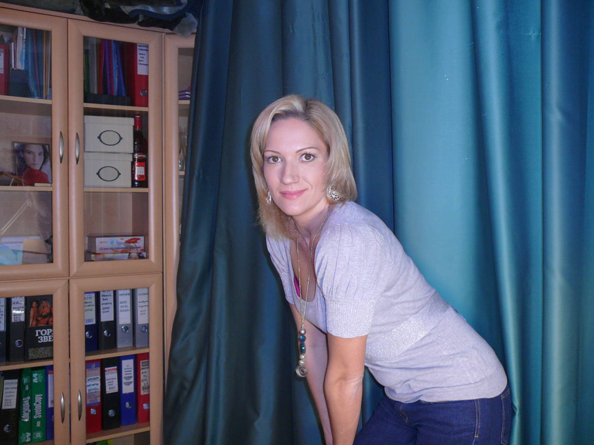 Зрелая милфа шикарно позирует обнаженной в любительской фотосессии – фото 4