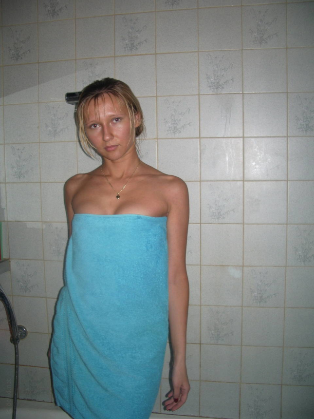 Фото Стеснительная девушка сделала небольшую фотосессию в ванной