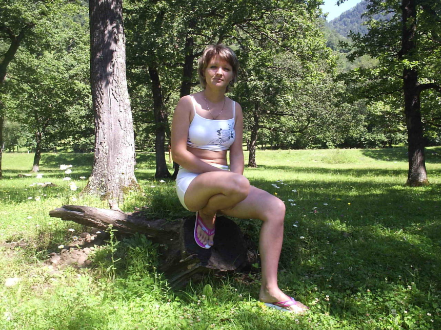 Фото Привлекательная дама без лишних украшений показала все свои достоинства