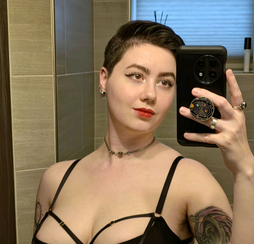 Коротко стриженная красотка с привлекательной внешностью – фото 67