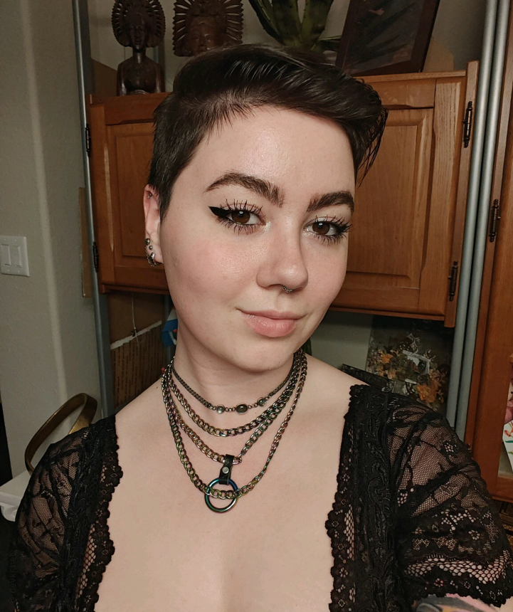 Коротко стриженная красотка с привлекательной внешностью – фото 68