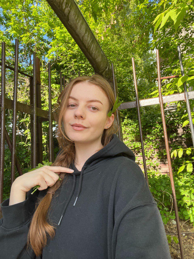 Голая рыжеволосая девушка позирует в откровенной позе – фото 47