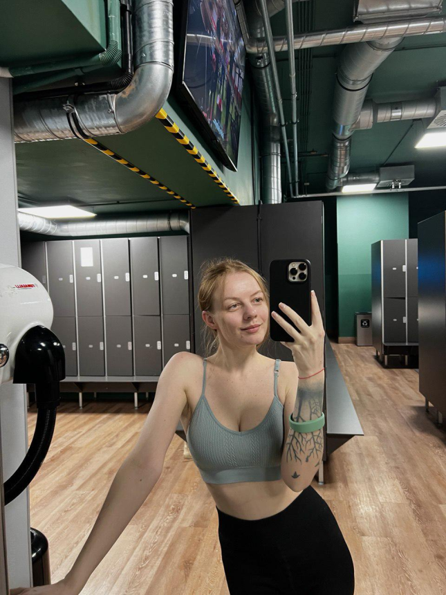 Голая рыжеволосая девушка позирует в откровенной позе – фото 53