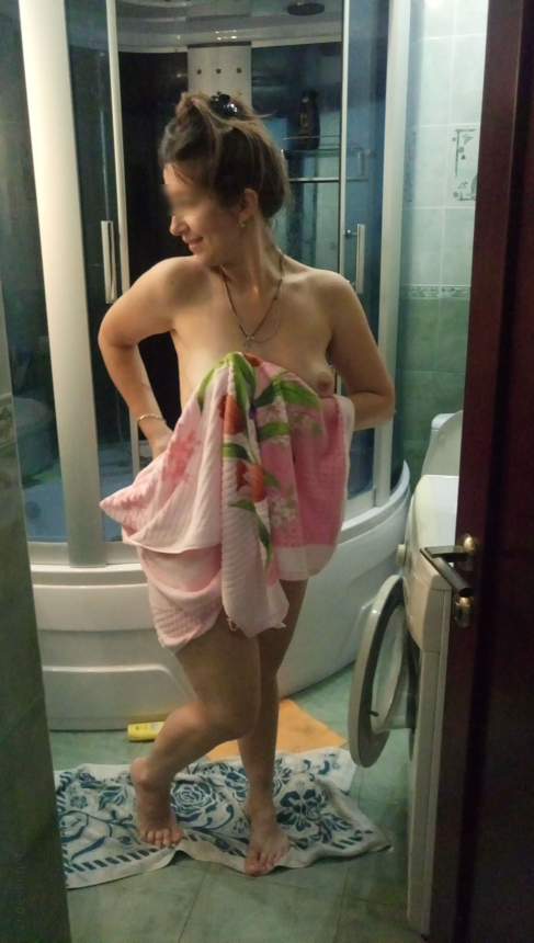 Фото Женщина в ванной крутила своей пышной попой перед зеркалом