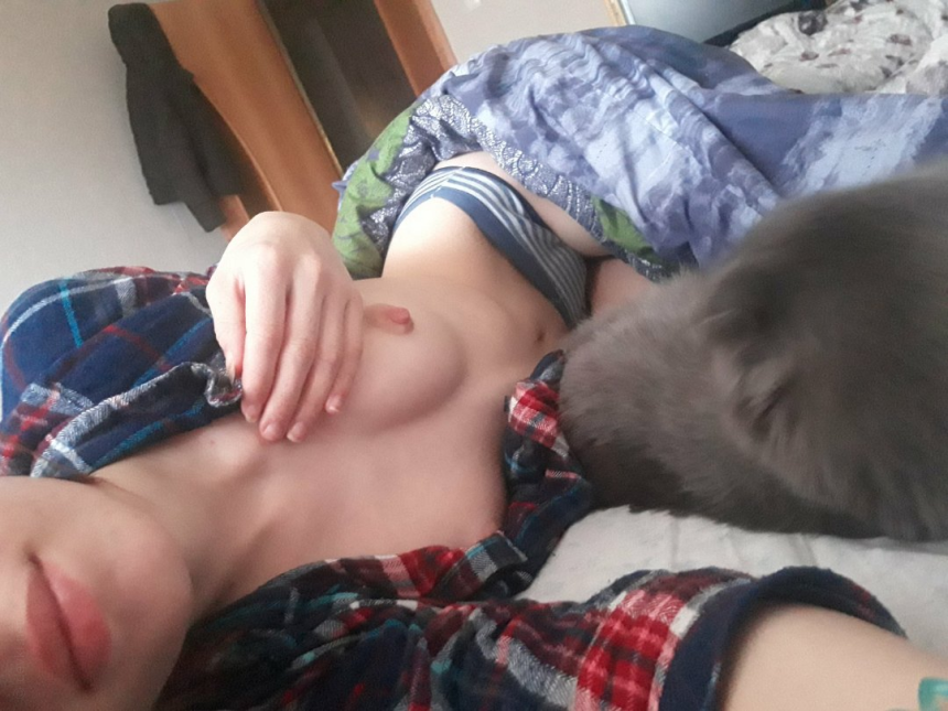 Привлекательная девушка медленно раздевается, обнажая свои прелести – фото 7