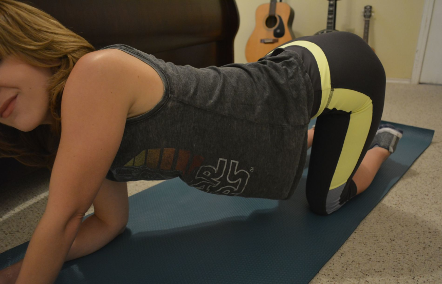 Шикарная девушка со спортивным телом обнажается перед нами – фото 2