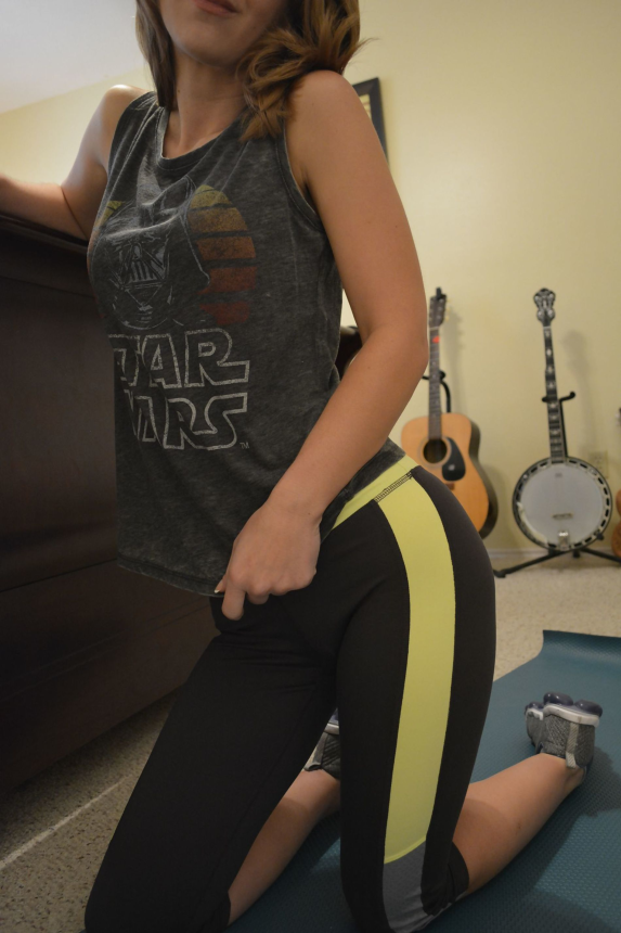 Шикарная девушка со спортивным телом обнажается перед нами – фото 4