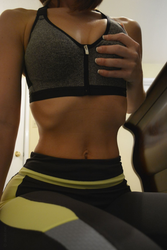 Шикарная девушка со спортивным телом обнажается перед нами – фото 13