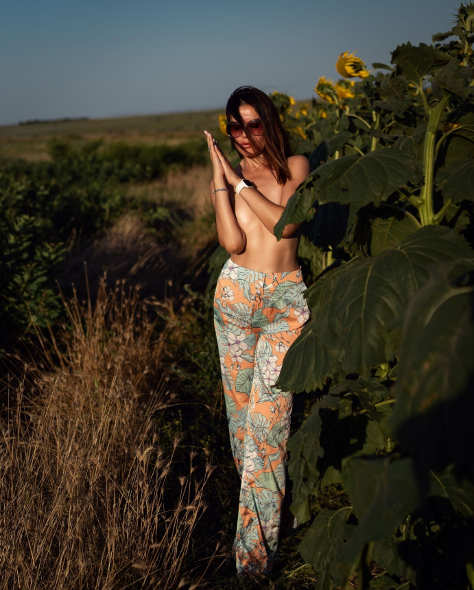 My stunning wife knows how to pose nude effectively. – photo 4