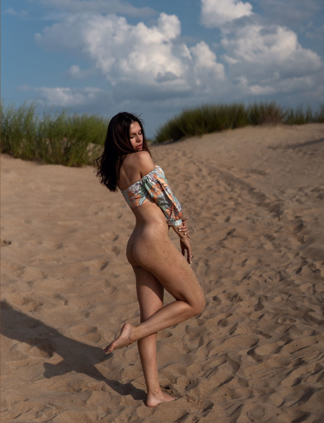 My stunning wife knows how to pose nude effectively. – photo 5