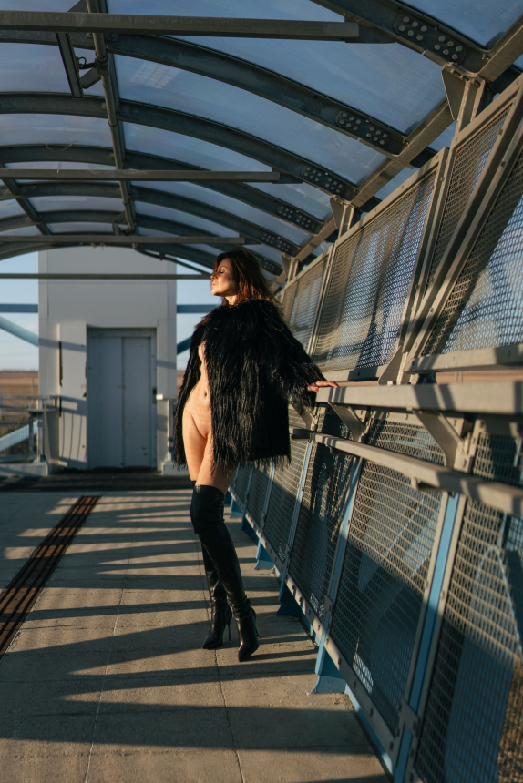 My stunning wife knows how to pose nude effectively. – photo 74