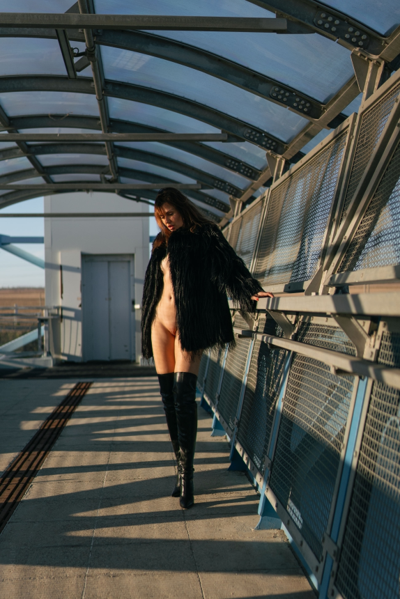 My stunning wife knows how to pose nude effectively. – photo 75