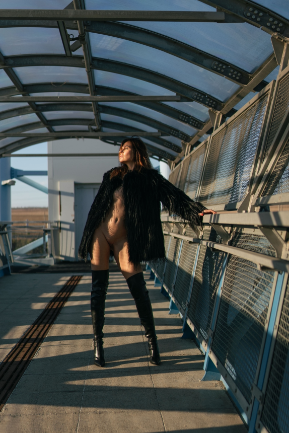 My stunning wife knows how to pose nude effectively. – photo 76