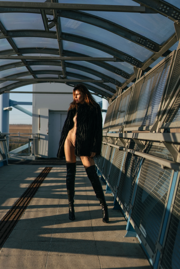 My stunning wife knows how to pose nude effectively. – photo 77